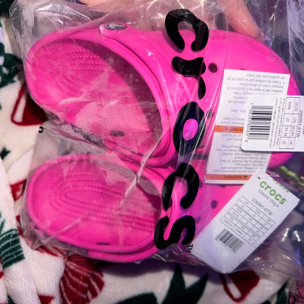 CROCS Classic Clog in Bold Pink